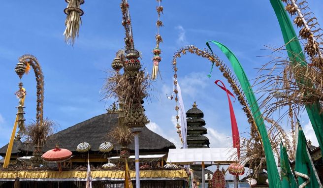In den vergangenen Wochen kam es auf Bali gleich mehrmals vor, dass sich Touristen an heiligen Orten respektlos verhalten haben. Die Regionalregierung plant nun einen speziellen Reiseführer für gutes Benehmen.