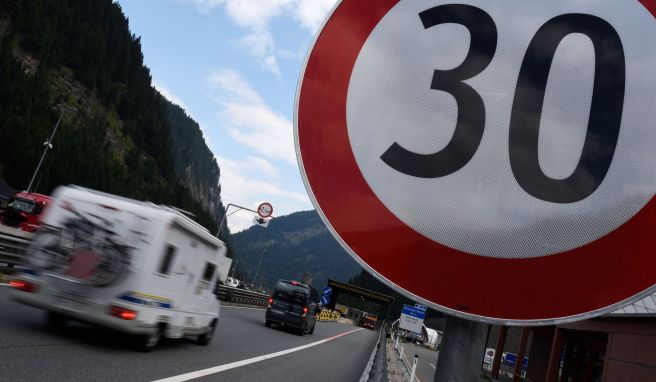 Fuß vom Gas: Gerade auch im Ausland hält man sich lieber ans Tempolimit. Etwa, wenn vor der italienisch-österreichischen Grenze auf dem Brenner nur 30 km/h erlaubt sind.