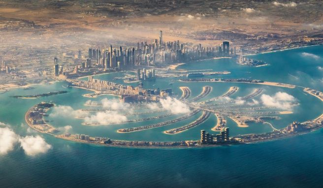 Gigantismus im Persischen Golf: Wie groß The Palm Jumeirah vor der Küste Dubais ist, wird aus der Vogelperspektive besonders deutlich.