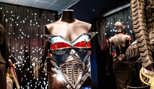 In der Ausstellung «Thierry Mugler: Couturissime»-Retrospektive im Brooklyn Museum sind jetzt Kreationen des im Januar 2022 gestorbenen französischen Modeschöpfers Thierry Mugler zu sehen.