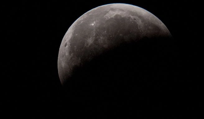 Trabant im dunklen Raum Totale Mondfinsternis steht an am Montag