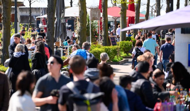 Zahlreiche Spaziergänger und Restaurantgäste sind nahe dem Elbstrand in Övelgönne unterwegs. Einer Studie zufolge bewerten die meisten Menschen den Tourismus für ihren Wohnort positiv. 