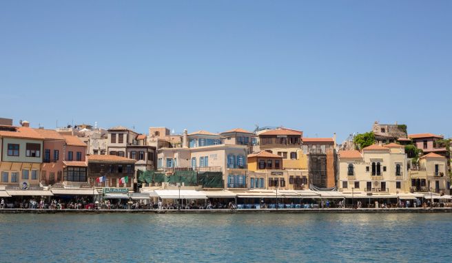 Menschen verbringen den Tag an einem Strand im Vorort Alimos in Athen. Der Tourismus in Griechenland hat im Vergleich zum Corona-Jahr 2021 ernorm zugelegt.