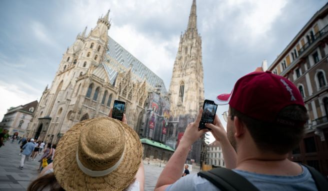 Als besondere Geste schickt die Stadt im Austausch für jeden 100. Gast, der im Mai und Juni aus Deutschland, der Schweiz, Großbritannien, Spanien oder Frankreich nach Wien reist, einen Bewohner oder eine Bewohnerin in eine der 17 teilnehmenden Städte. 