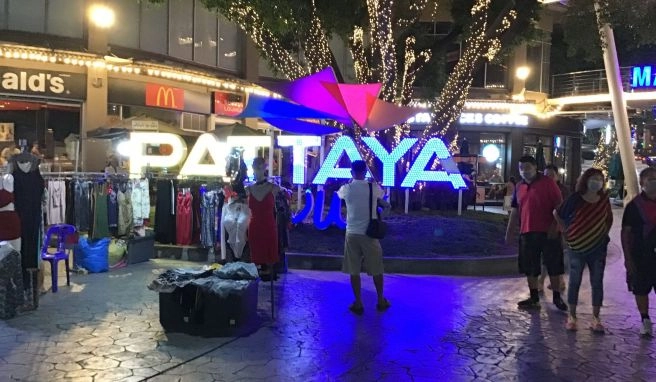 Im Badeort Pattaya werden die nächtlichen Ausgangsbeschränkungen um eine Stunde verkürzt. 