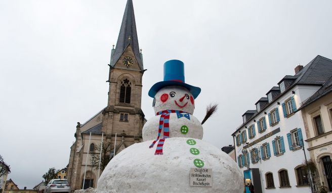 Das XXL-Schneemann-Bauen hat in Bischofsgrün Tradition: Hier die Version von 2019. Nach coronabedingtem Ausfall im letzten Jahr konnte nun wieder gebaut werden. 