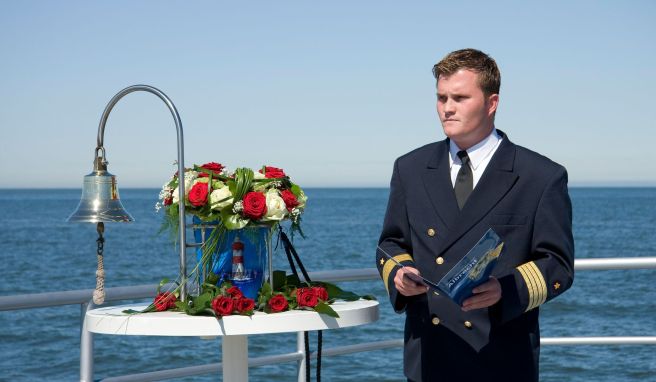 Trauerzeremonie auf der «Horizont»: Das Schiff wurde eigens für Seebestattungen gebaut.