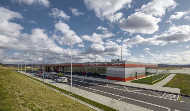 Ehemaliger Militärflughafen  Tschechien: Flughafen in Budweis startet Charterbetrieb