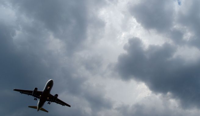 Das kann heikel werden: Gewitterwolken türmen sich über einem Flugzeug auf.
