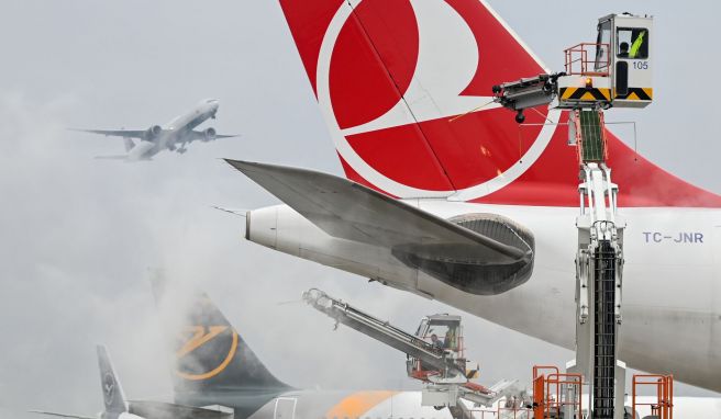 Fliegen bei Winterwetter: Ein Airbus A330 der Turkish Airlines wird vor dem Start mit einem Frostschutzmittel besprüht. 
