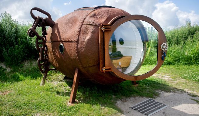 In dieser früheren Ankerboje kann in den Dünen von Harlesiel an der Nordseeküste übernachtet werden.
