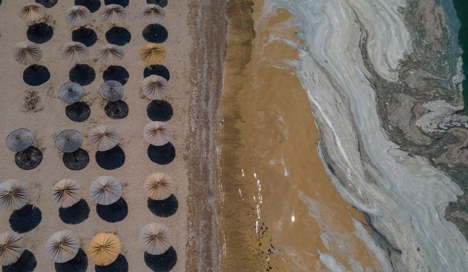 Das Ufer von Kocaeli, auf der asiatischen Seite, östlich von Istanbul. Das türkische Marmarameer ist von einer durch Algen ausgelösten Schleimplage befallen. 