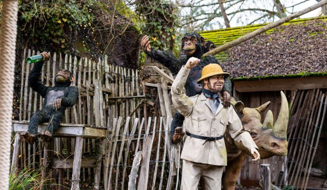 Eine Figur mit Tropenhelm steht gemeinsam mit zwei Affen-Nachbildungen und einer Nashorn-Nachbildung auf einer Insel der Attraktion «Dschungelfahrt» im Europa-Park. An den Rollenbildern aus der Kolonialzeit hatte es Kritik gegeben. 