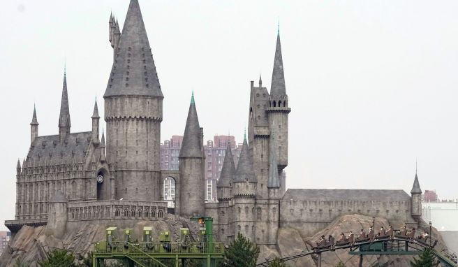 Der weltgrößte Vergnügungspark von Universal Studios hat im Stadtbezirk Tongzhou seine Tore für geladene Besucher geöffnet. Nach dem Soft-Opening soll der Park des Hollywood-Riesen in Chinas Hauptstadt am 20. September seinen Betrieb voll aufnehmen. 