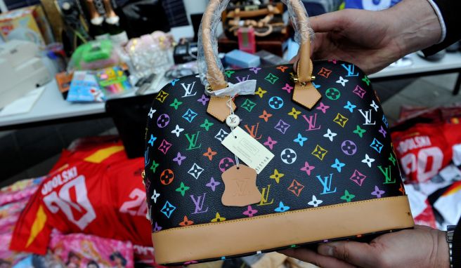 Der Zoll schaut genau hin: Diese Louis-Vuitton-Tasche war eine Fälschung - und wurde einkassiert.