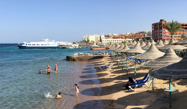 Badesachen eigepackt und los geht es: Urlauber am Strand von Hurghada können derzeit mit mehr als 20 Grad Wassertemperatur rechnen. 