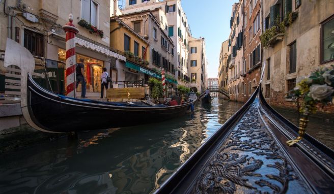 Venedig wird schon lange der baldige Untergang nachgesagt - doch bis heute lockt die Stadt der Kanäle fröhlich Touristen an. 