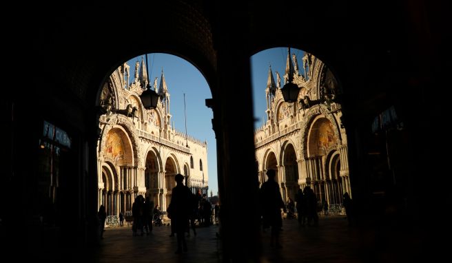 Die italienische Lagunen-Stadt Venedig will bis zum Sommer Touristen verpflichten, ihren Ausflug in die Altstadt zu reservieren. 