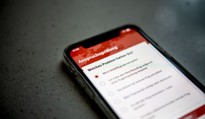 Ansprüche gegen die Airline lassen sich auch auf digitalem Weg einfordern. Apps können dabei helfen, zum Beispiel die Anwendung «Flugärger» von der Verbraucherzentrale NRW.