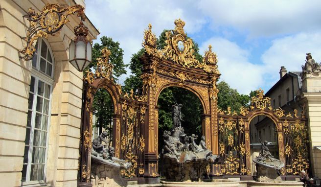 Prächtig und mit Gold geschmückt sind die Tore am Place Stanislas in Nancy aus dem 18. Jahrhundert. Prächtig und mit Gold geschmückt sind die Tore am Place Stanislas in Nancy aus dem 18. Jahrhundert.