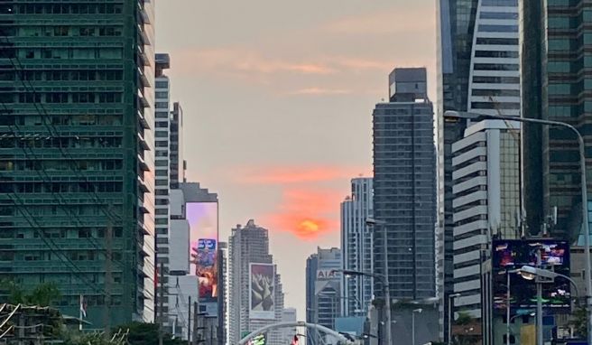 In der für lange Verkehrsstaus und schlechte Luftqualität bekannten thailändischen Hauptstadt sollen bis Jahresende 1000 Elektrobusse die alten Abgas-Schleudern ersetzen.