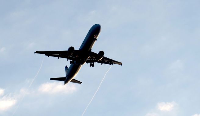 Extra-Kosten für die Aufgabe eines Gepäckstücks müssen bei der Flugbuchung von vornherein angezeigt werden, auch wenn die Leistung erst später dazugebucht werden kann. 