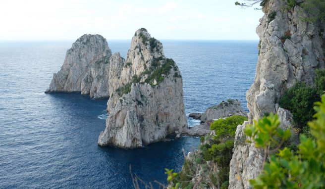 Blickfang: Beim Spazieren auf der Via del Pizzoluongo sieht man die Faraglioni-Felsen aus verschiedenen Perspektiven. 