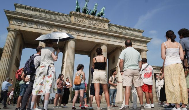 Stadtführung vor dem Brandenburger Tor. Berlin steht ein langes Wochenende mit vielen Touristen bevor.
