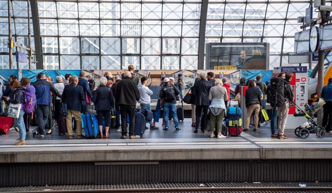 Erstattungen & Co. Bahnreisende: Ihre Rechte bei Verspätungen im Fernverkehr