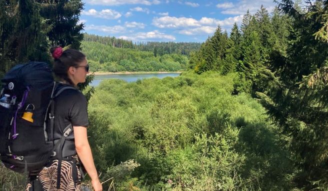 Vollgepackt im Wald: Die Autorin unterwegs zum Trekking-Camp.