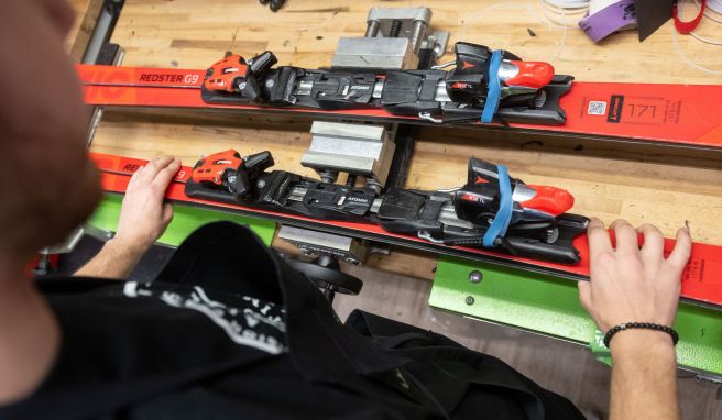 Schutz für die Bretter Ski: Kantenschliff und Wachsen auch vor dem Einlagern