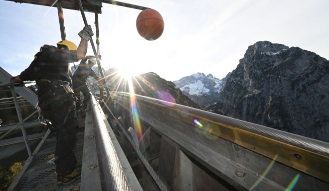 Arbeiter in Garmisch-Partenkirchen arbeiten bei der alljährlichen Seilbahnrevision.