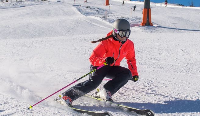 Regeln im Schnee  Ski-Knigge: Auf der Piste und im Lift Abstand halten