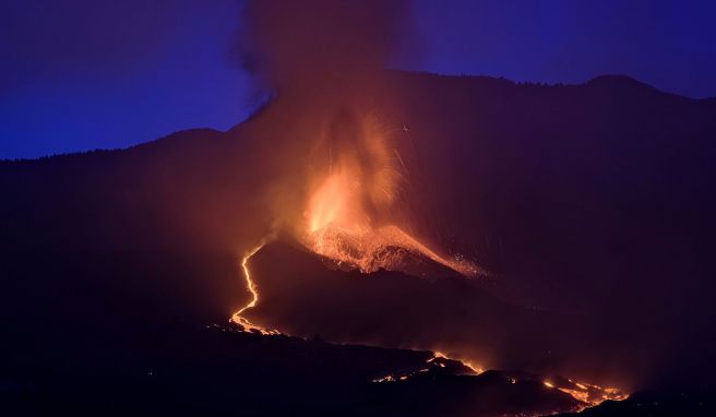 Der Vulkan Cumbre Vieja auf La Palma stößt Lava aus. Die Lavamassen nähern sich inzwischen dem Meer. In den betroffenen Ortschaften dürfen die Menschen ihre Häuser nicht mehr verlassen. 