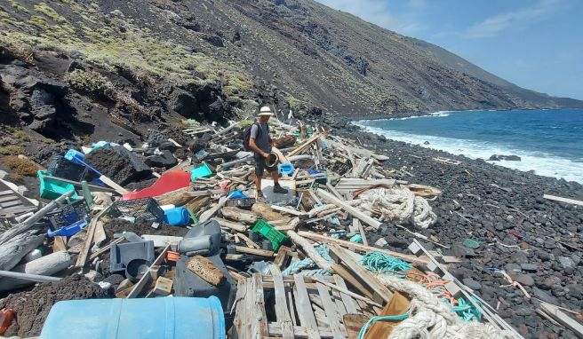 Umweltaktivist Gustavo Díaz nimmt an der Säuberung des Strandes El Espigon auf La Palma teil. Diaz organisiert immer wieder Säuberungsaktionen.