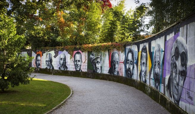 Im Stadtpark erinnern Mauergemälde an prominente Gäste wie Komponist Gustav Mahler, Literat James Joyce, Universalgenie Albert Einstein oder auch Hollywoodstar Kirk Douglas.