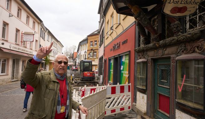 Gästeführer Rudolf Schulte-Sasse steht in der Fussgängerzone, deren Geschäfte gerade wieder aufgebaut werden. Nach dem Hochwasser können Besucher im Ahrtal vieles über die Flutkatastrophe erfahren. 