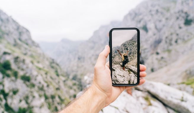 Schönes Bild - ab damit auf Instagram? Das kann für die Natur zum Problem werden. Besonders fotogene Orte leiden immer wieder unter Besuchermassen.