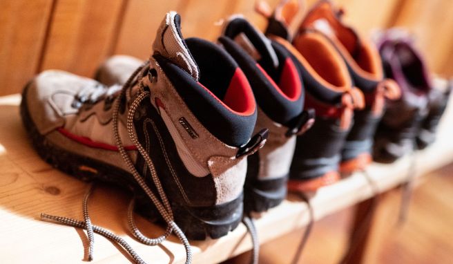 Am besten trocknen Wanderschuhe in einem warmen Raum. Am besten trocknen Wanderschuhe in einem warmen Raum.