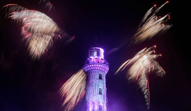 Nach den Absagen an den letzten beiden Neujahrstagen soll das Warnemünder Turmleuchten nun am 9. April unter neuen Rahmenbedingungen über die Bühne gehen. 