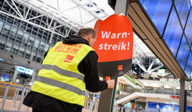 An den Airports in Hamburg, Köln/Bonn und Düsseldorf gibt es am Donnerstag und Freitag Warnstreiks. Die absehbaren Folgen: Flugausfälle und Verspätungen.