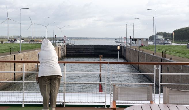 Manchmal geht es auf Flussreisen auch durch Schleusen - wie hier auf dem Schelde-Rhein-Kanal.