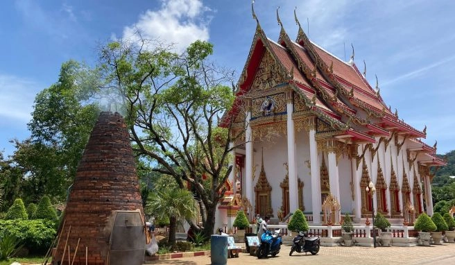 Auf Phuket dürfen vollständig geimpfte Urlauber bereits seit dem 1. Juli anreisen. Weitere Regionen öffnen sich ab Oktober. Auf Phuket dürfen vollständig geimpfte Urlauber bereits seit dem 1. Juli anreisen. Weitere Regionen öffnen sich ab Oktober.