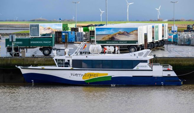 Der neue «WattnExpress» liegt im Hafen. Das Fährschiff ermöglicht den weitgehend tideunabhängigen Transport zwischen der Insel Spiekeroog und dem Hafen von Neuharlingersiel.