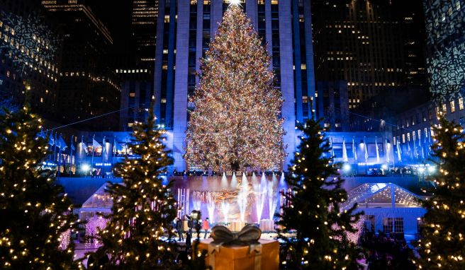 Lichter am Rockefeller-Weihnachtsbaum in New York angezü...