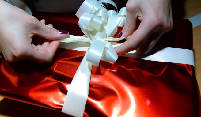 No, no, no statt Ho-ho-ho: Erscheint der Inhalt von verpackten Geschenken am Flughafen verdächtig, müssen sie gegebenenfalls geöffnet werden. No, no, no statt Ho-ho-ho: Erscheint der Inhalt von verpackten Geschenken am Flughafen verdächtig, müssen sie gegebenenfalls geöffnet werden.