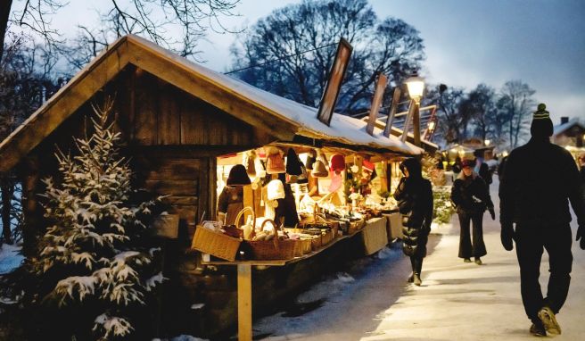 Mützen sind gut zu gebrauchen, wenn man im winterlichen Stockholm umherflaniert - wer noch keine hat, kann etwa auf dem Weihnachtsmarkt auf dem Skansen-Museumsgelände eine kaufen.