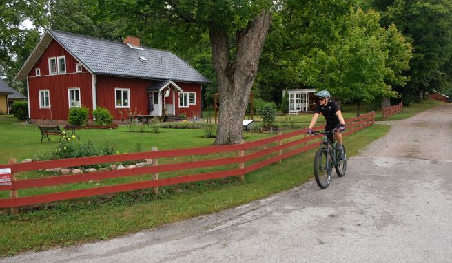 Immer wieder rollt man, wie hier im Weiler Asen, an typischen Schwedenhäusern vorbei.