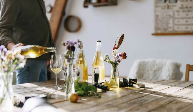 Ein Schlückchen gefällig? Weinverkostungen, wie hier bei Hällåkra, sind eine Selbstverständlichkeit. Nur vor Ort kaufen darf man den Wein nicht.