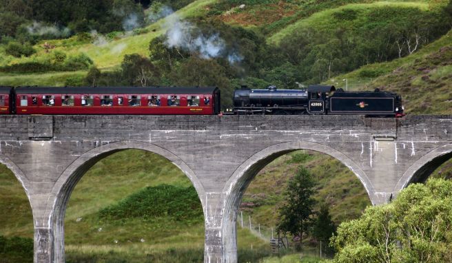 Der Touristenzug The Jacobite verkehrt im Westen Schottlands.